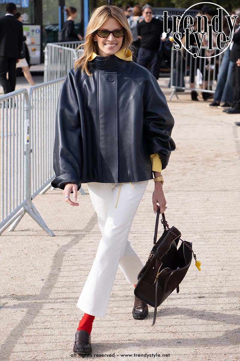 Influencer Helena Bordon met 7/8 spijkerbroek, rode sokken en moccasins. Foto Charlotte Mesman