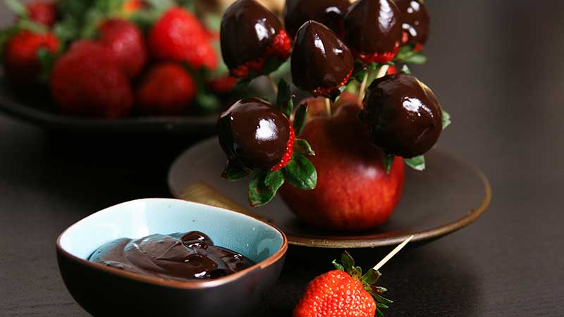 Liefdeskeuken. Aardbeien in een chocoladejasje (chocoladefondue)