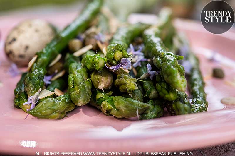 Lente recept. Groene asperges met amandelen en kappertjes