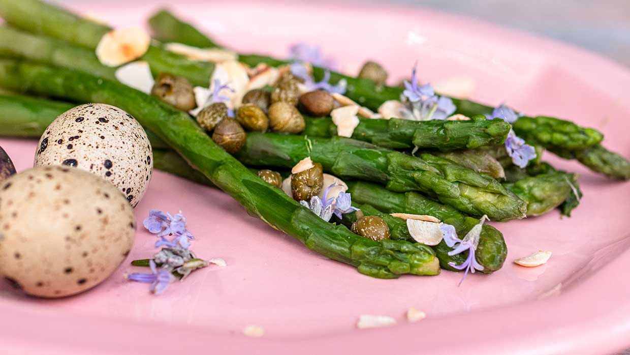 Lente recept. Groene asperges met amandelen en kappertjes