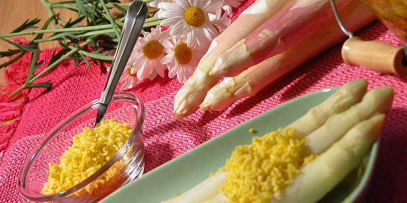 Kookrecept. Asperges met mimosa-dressing