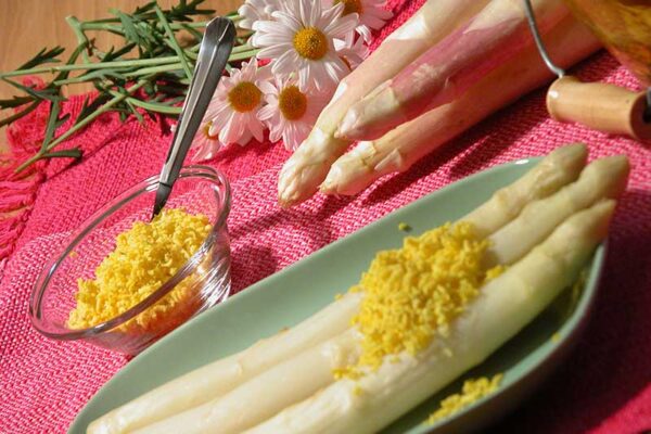 Kookrecept. Asperges met mimosa-dressing