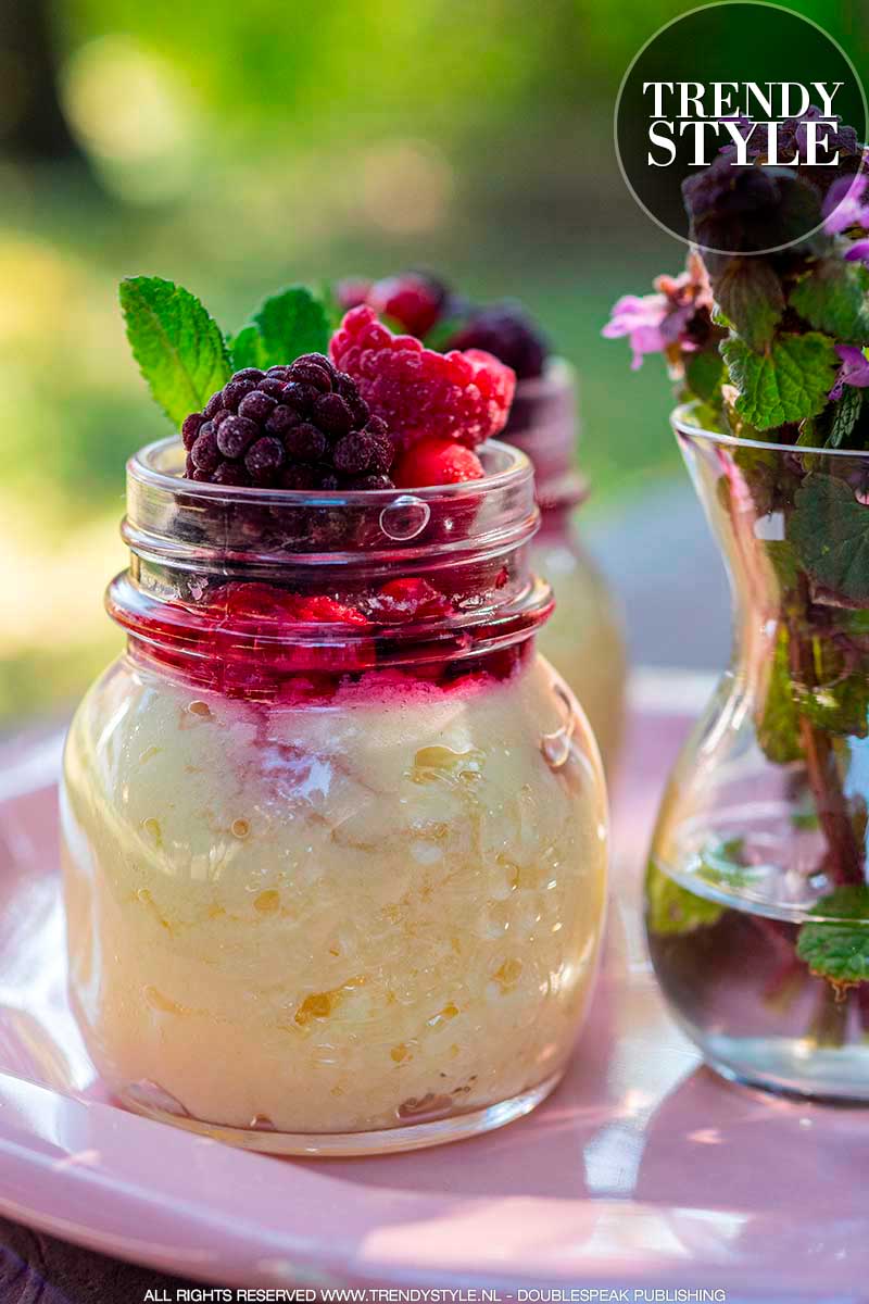 Lente recept. Banketbakkersroom met bosvruchten en muntblaadjes