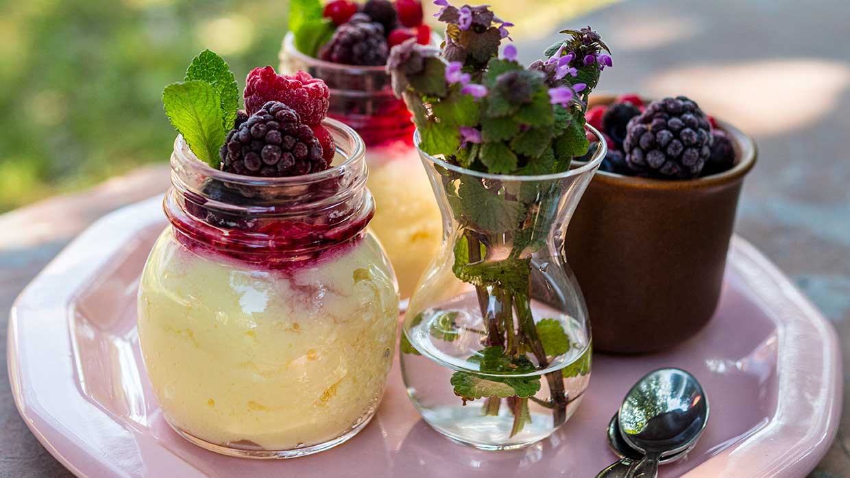 Lente recept. Banketbakkersroom met bosvruchten en muntblaadjes