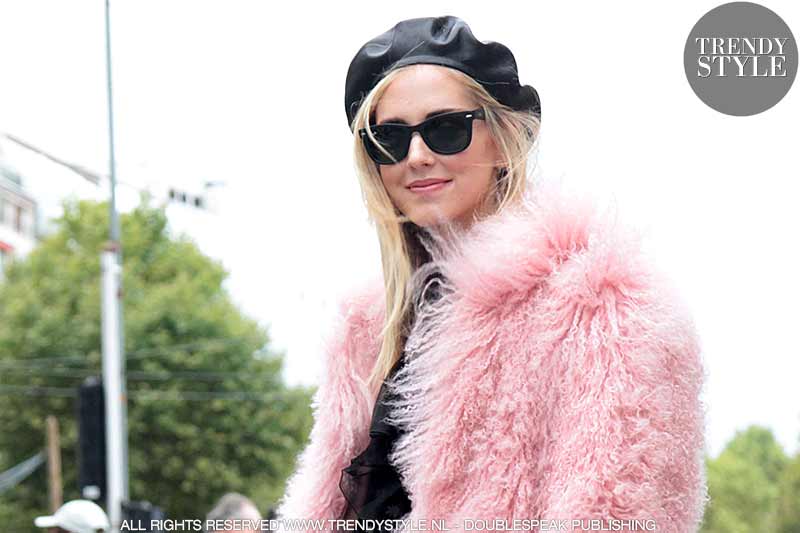 Chiara Ferragni met leren baret tijdens de Paris Fashion Week