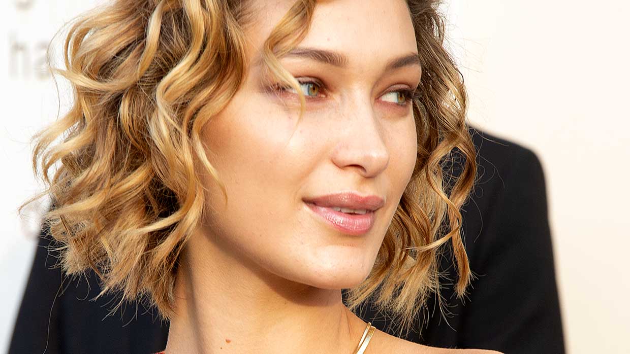 Beauty trends 2021. Hartvormige lippen zijn dé trend, maar ook 'puffy lips' zijn populair. Bella Hadid met puffy lips. Foto: Charlotte Mesman