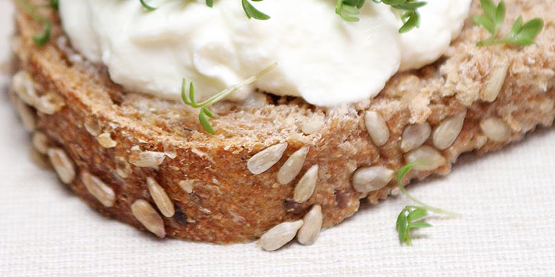 Bio-brood, kwark en tuinkers voor een oergezonde lunch