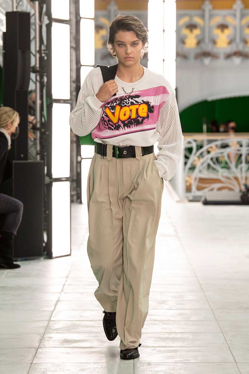 Modetrends lente zomer 2021. Zo (waanzinnig) groot zijn de broeken die we gaan dragen! Photo: courtesy of Louis Vuitton