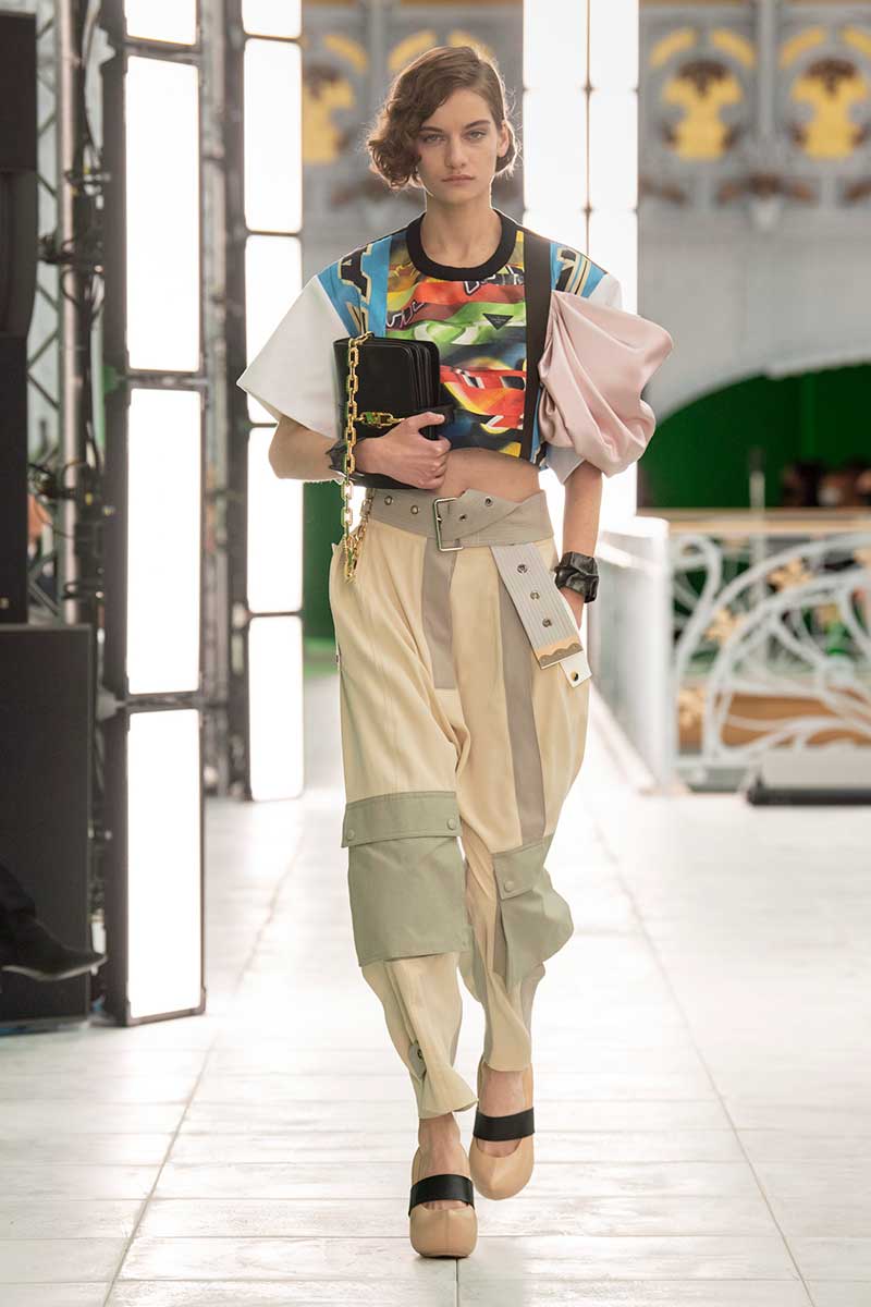 Modetrends lente zomer 2021. Zo (waanzinnig) groot zijn de broeken die we gaan dragen! Photo: courtesy of Louis Vuitton