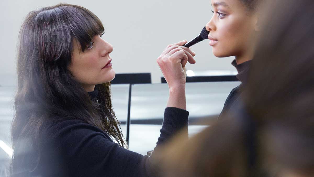 Make-up trends 2020. Backstage bij de Chanel Haute Couture lente zomer 2020 Show met Lucia Pica