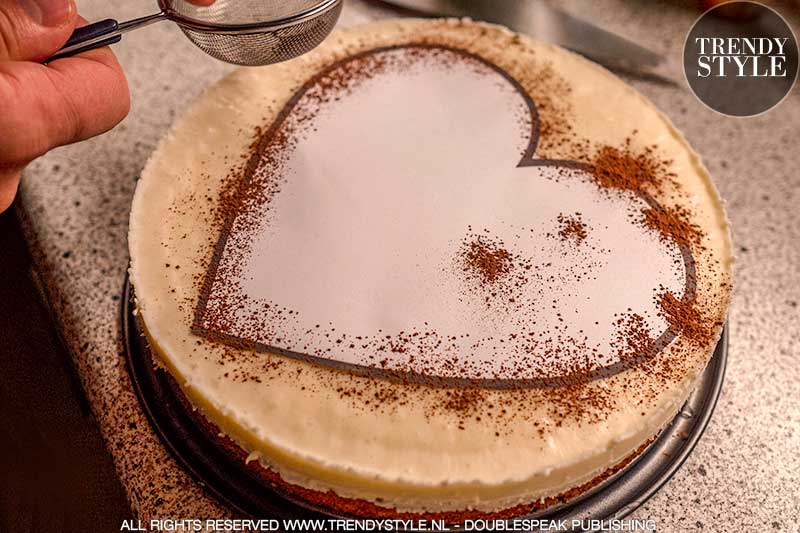 Valentijnsrecept. Cheesecake hart met bosvruchten en pistachekruim. Foto: Charlotte Mesman