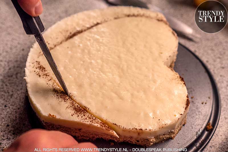 Valentijnsrecept. Cheesecake hart met bosvruchten en pistachekruim. Foto: Charlotte Mesman
