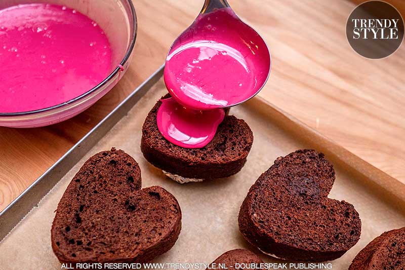 Valentijnsrecept. Suikerroze Valentijnsharten van chocoladecake. Foto: Charlotte Mesman