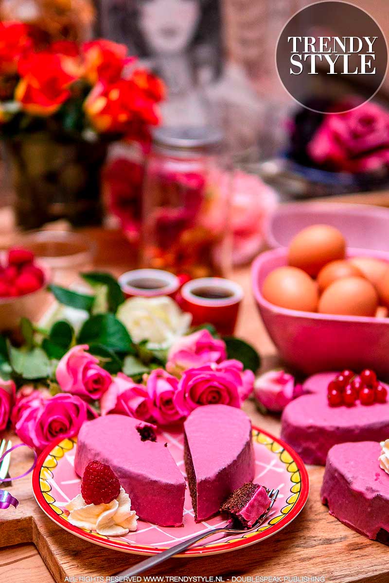 Valentijnsrecept. Suikerroze Valentijnsharten van chocoladecake. Foto: Charlotte Mesman