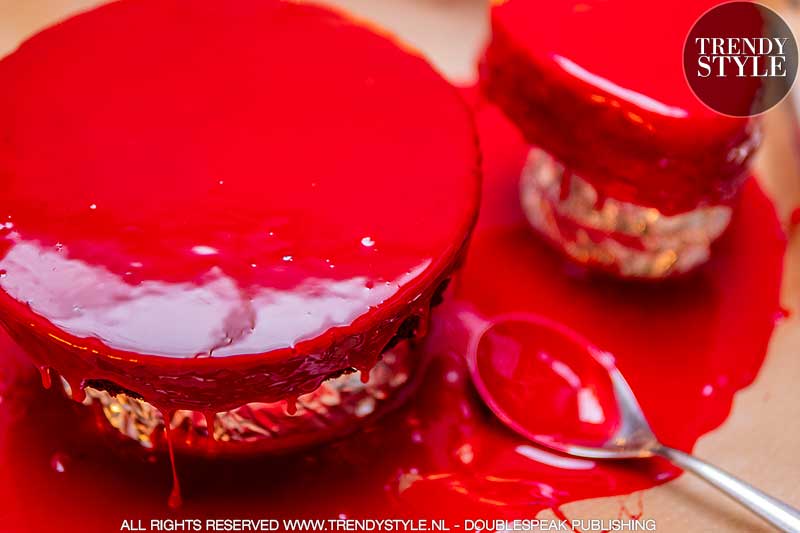 Valentijnsrecept. Chocoladetaart met rood spiegelglazuur en frambozen. Foto: Charlotte Mesman