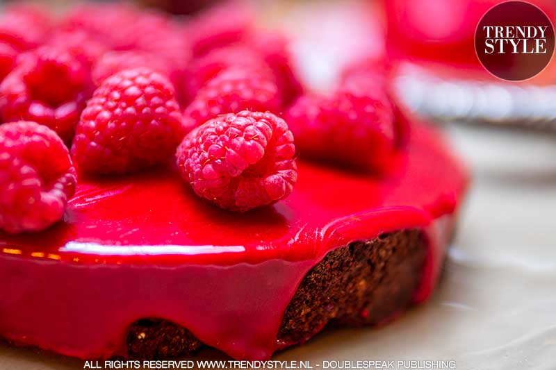 Valentijnsrecept. Chocoladetaart met rood spiegelglazuur en frambozen. Foto: Charlotte Mesman