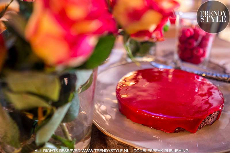 Valentijnsrecept. Chocoladetaart met rood spiegelglazuur en frambozen. Foto: Charlotte Mesman