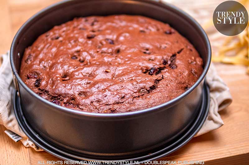 Bakken. Chocoladetaart met noten en rozijnen