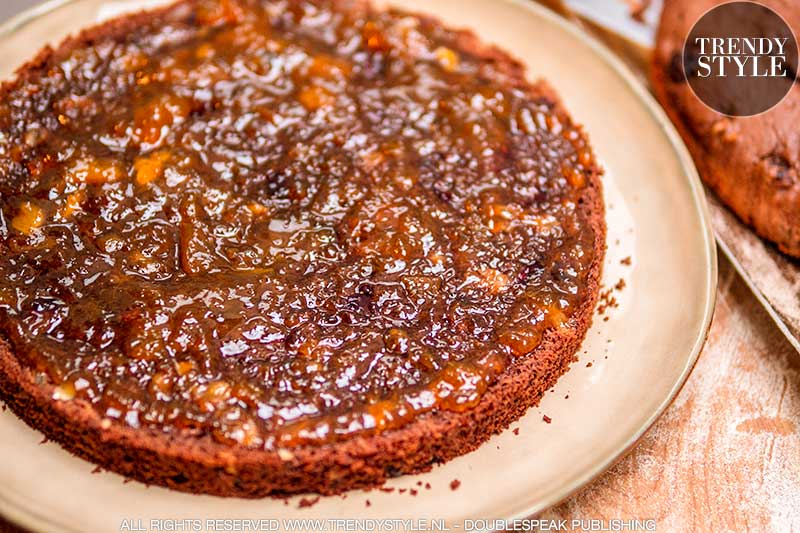 Bakken. Chocoladetaart met noten en rozijnen