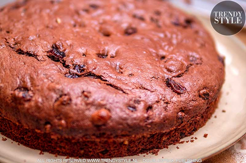 Bakken. Chocoladetaart met noten en rozijnen