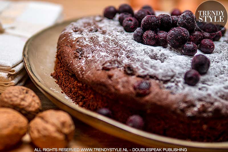 Bakken. Chocoladetaart met noten en rozijnen