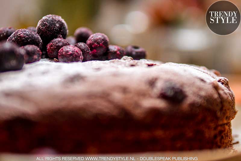 Bakken. Chocoladetaart met noten en rozijnen