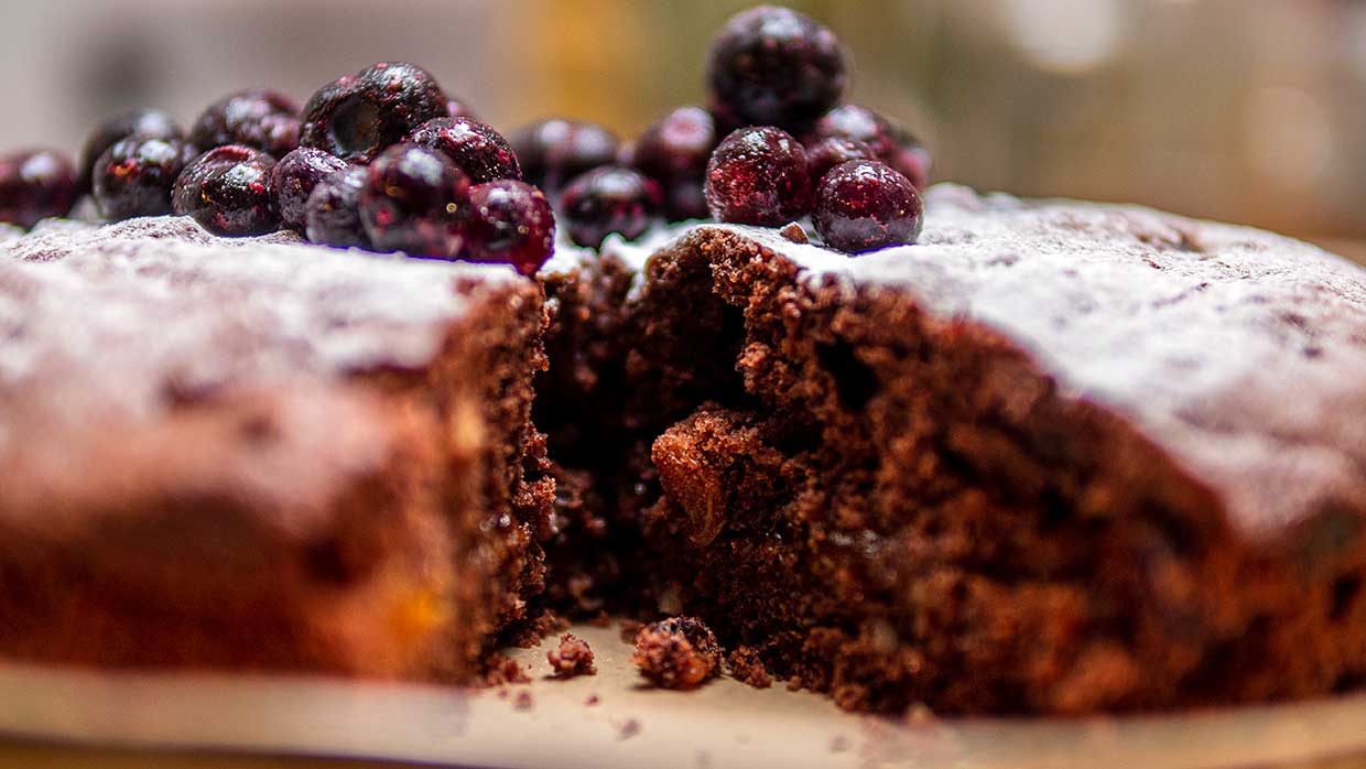 Bakken. Chocoladetaart met noten en rozijnen