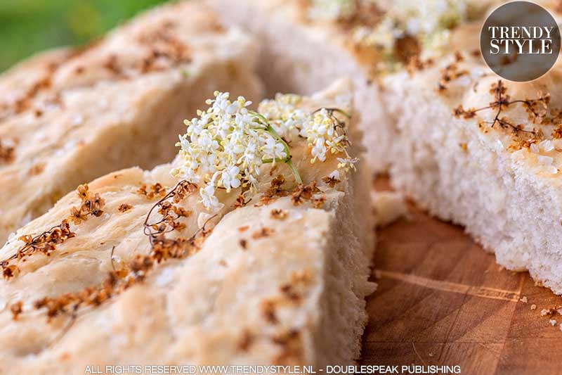 Lenterecept. Focaccia met vlierbloesem