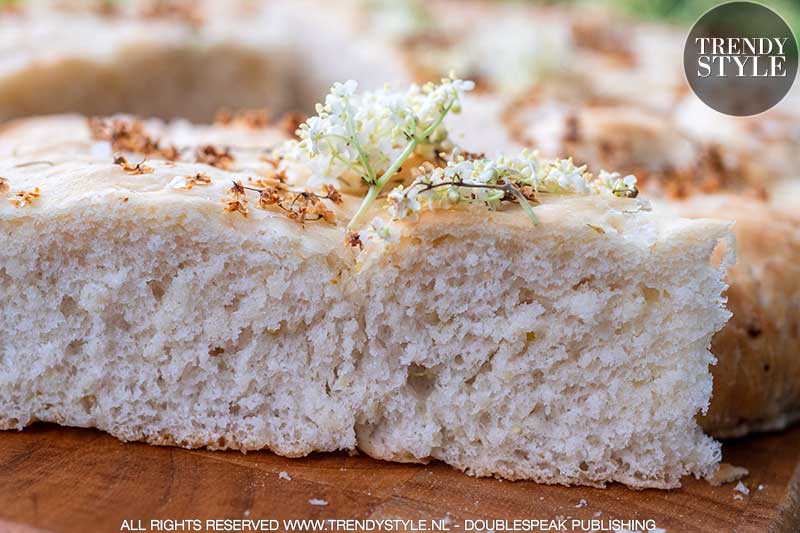 Lenterecept. Focaccia met vlierbloesem