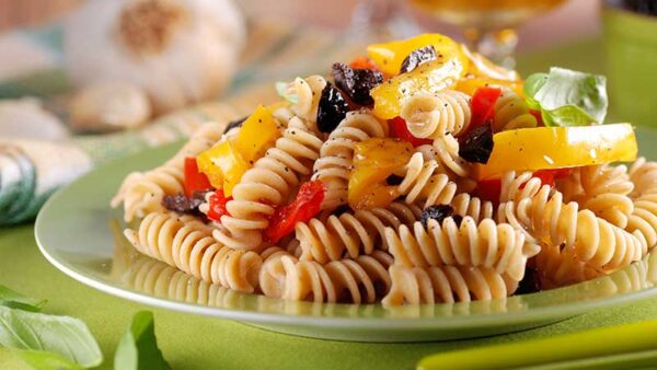 Fusilli pasta met groenten en zwarte olijven