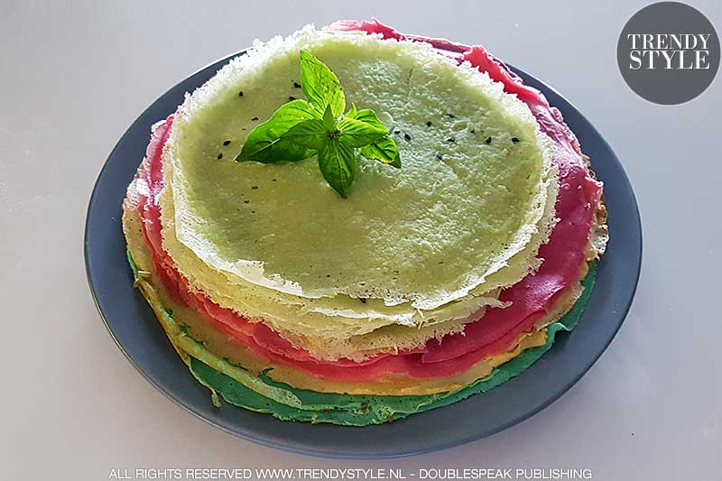 Regenboog pannenkoeken en gekleurde crepes