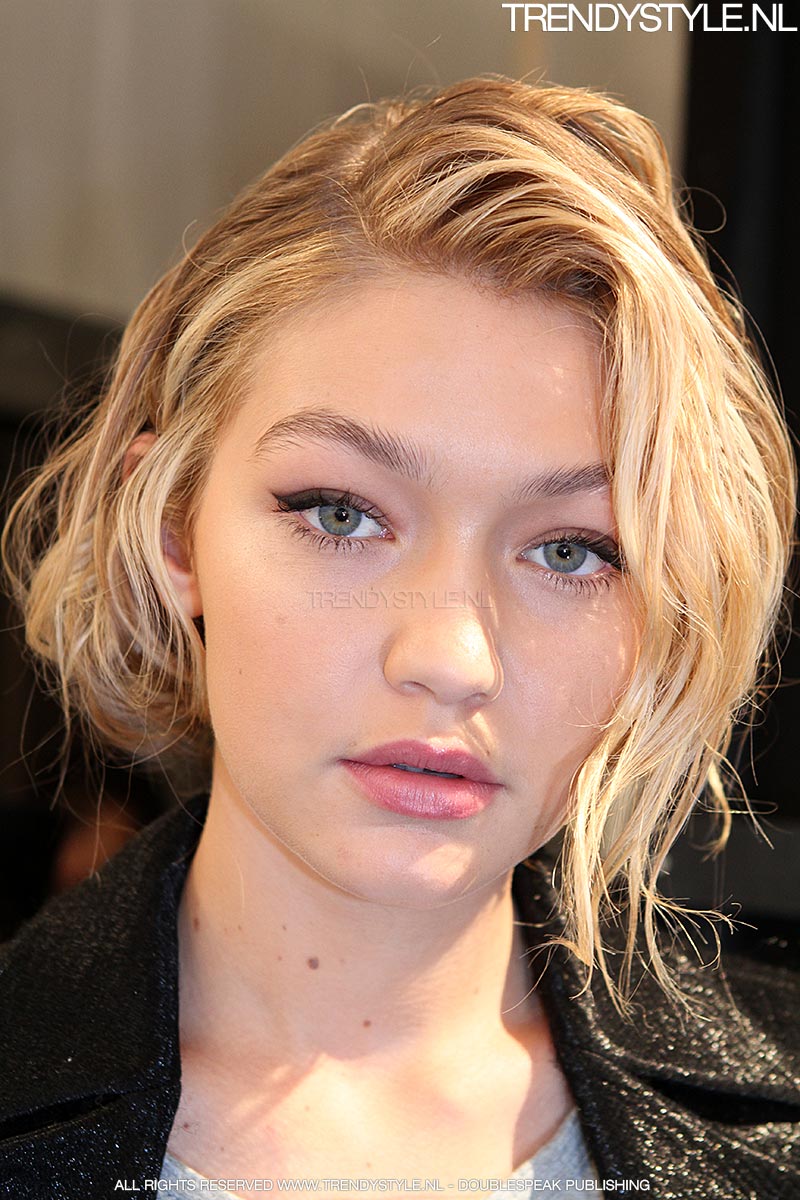 Gigi Hadid backstage bij Max Mara, ph. Mauro Pilotto