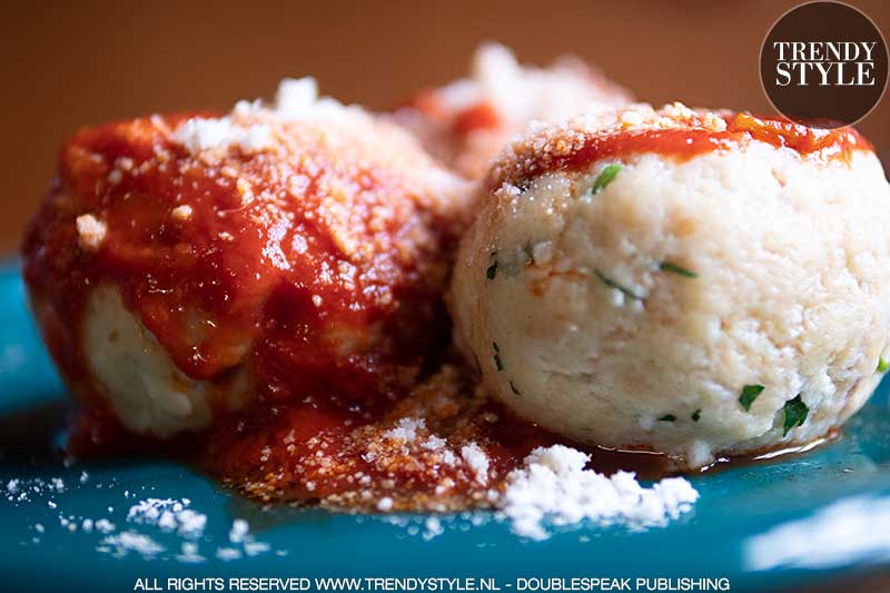 Italiaans herfst gerecht: gnocchi di patate. Balletjes van brood met tomatensaus