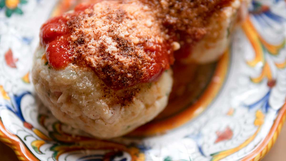 Italiaans herfst gerecht: gnocchi di patate. Balletjes van brood met tomatensaus