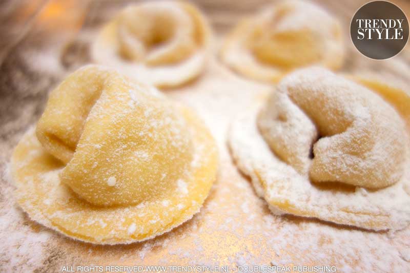 Kookrecept. Zelfgemaakte (megagrote) ravioli met mozzarella vulling en courgette saus