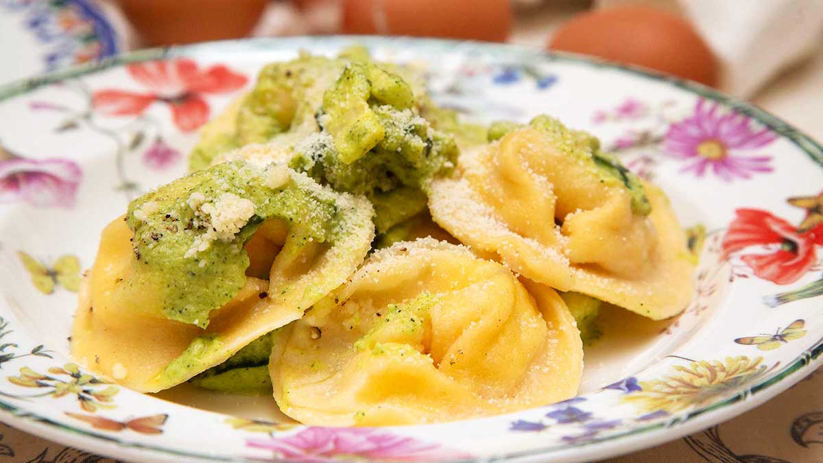 Kookrecept. Zelfgemaakte (megagrote) ravioli met mozzarella vulling en courgette saus