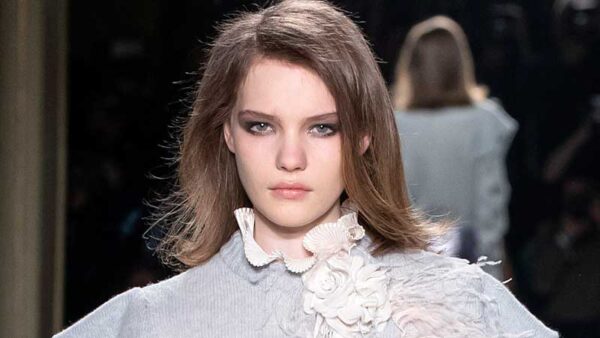 Kapsel trends 2020: de 'side swept' hair look. Hair styling ideeën