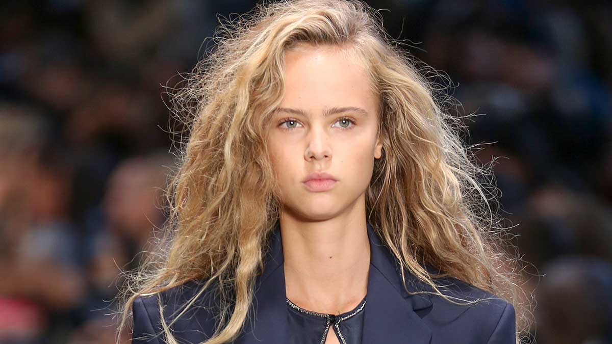 Kapseltrends zomer 2020. Messy hair is hot! Zomerkapsel met beach vibe