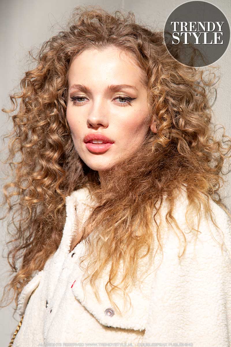 Haartrends herfst winter 2020. Trendy haarsnitten voor krullend haar. Foto: Charlotte Mesman