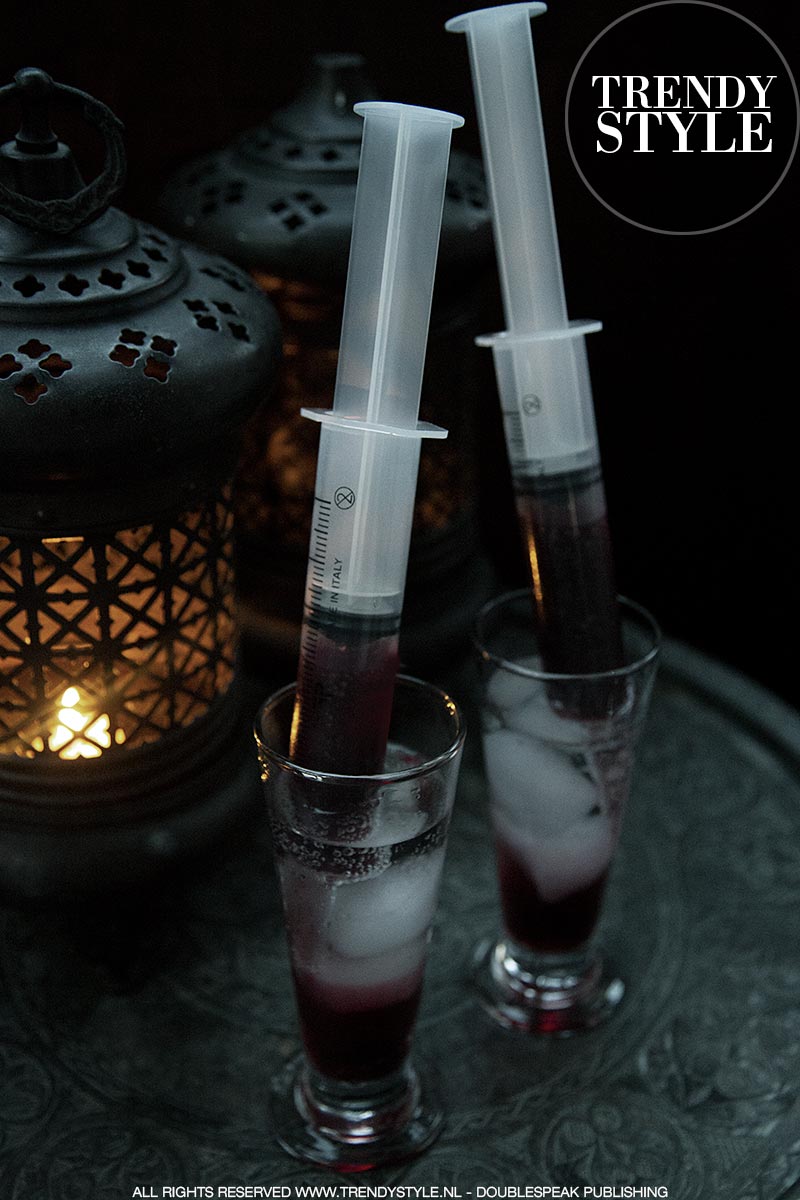 Halloween cocktails met injectiespuit met 'bloed'