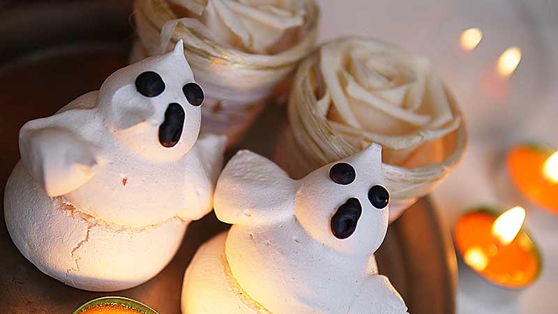 Schuimspookjes voor Halloween. Zo maak je meringue spookjes