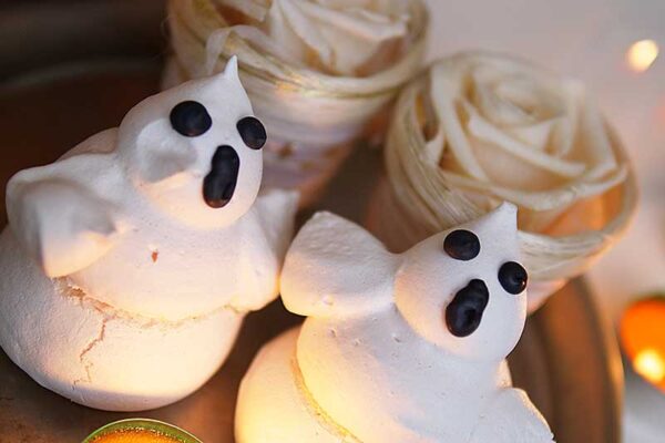 Schuimspookjes voor Halloween. Zo maak je meringue spookjes