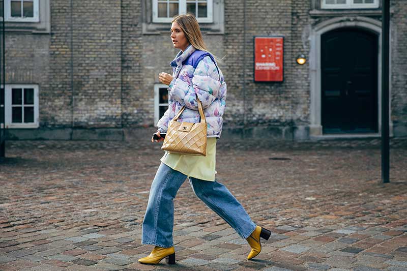 Streetstyle mode winter 2020 2021. Chillaxen in hippe holiday looks. Copenhagen Fashion Week