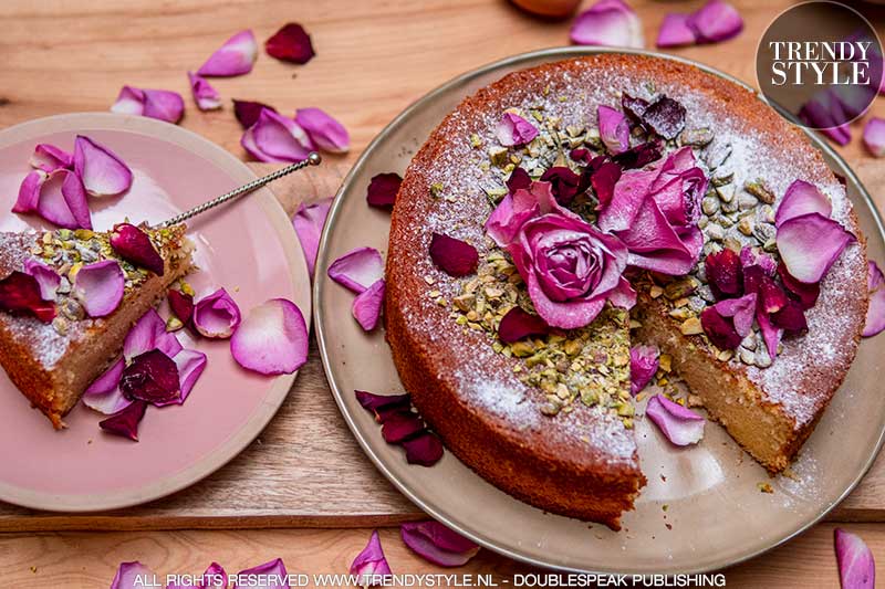 Valentijnsrecept. Hot Milk Love Cake met rozenblaadjes