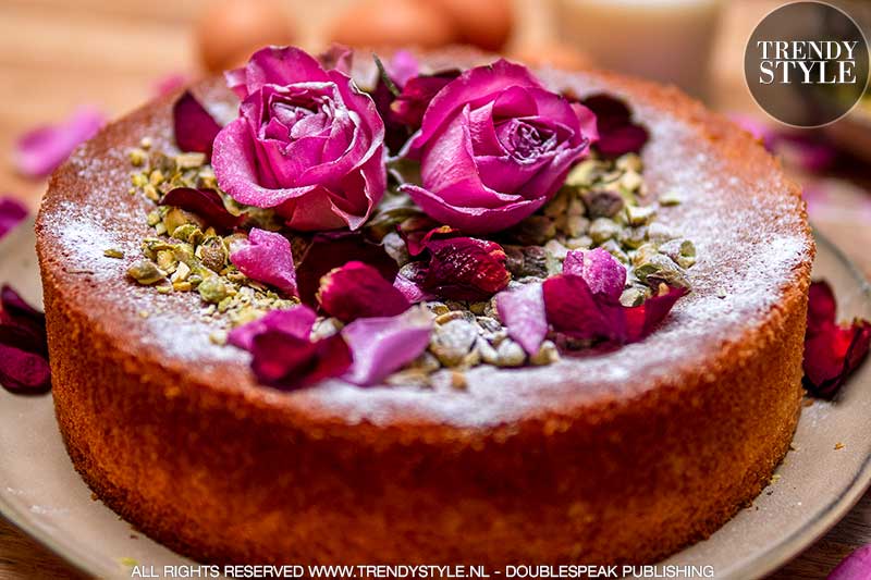 Valentijnsrecept. Hot Milk Love Cake met rozenblaadjes