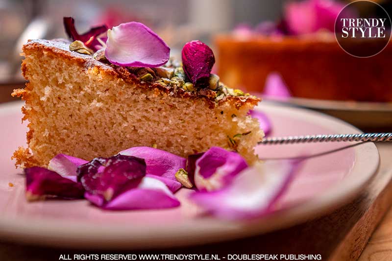 Valentijnsrecept. Hot Milk Love Cake met rozenblaadjes