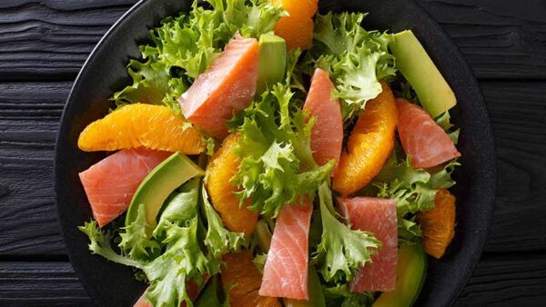 Wintersalade met gerookte zalm, avocado en sinaasappel