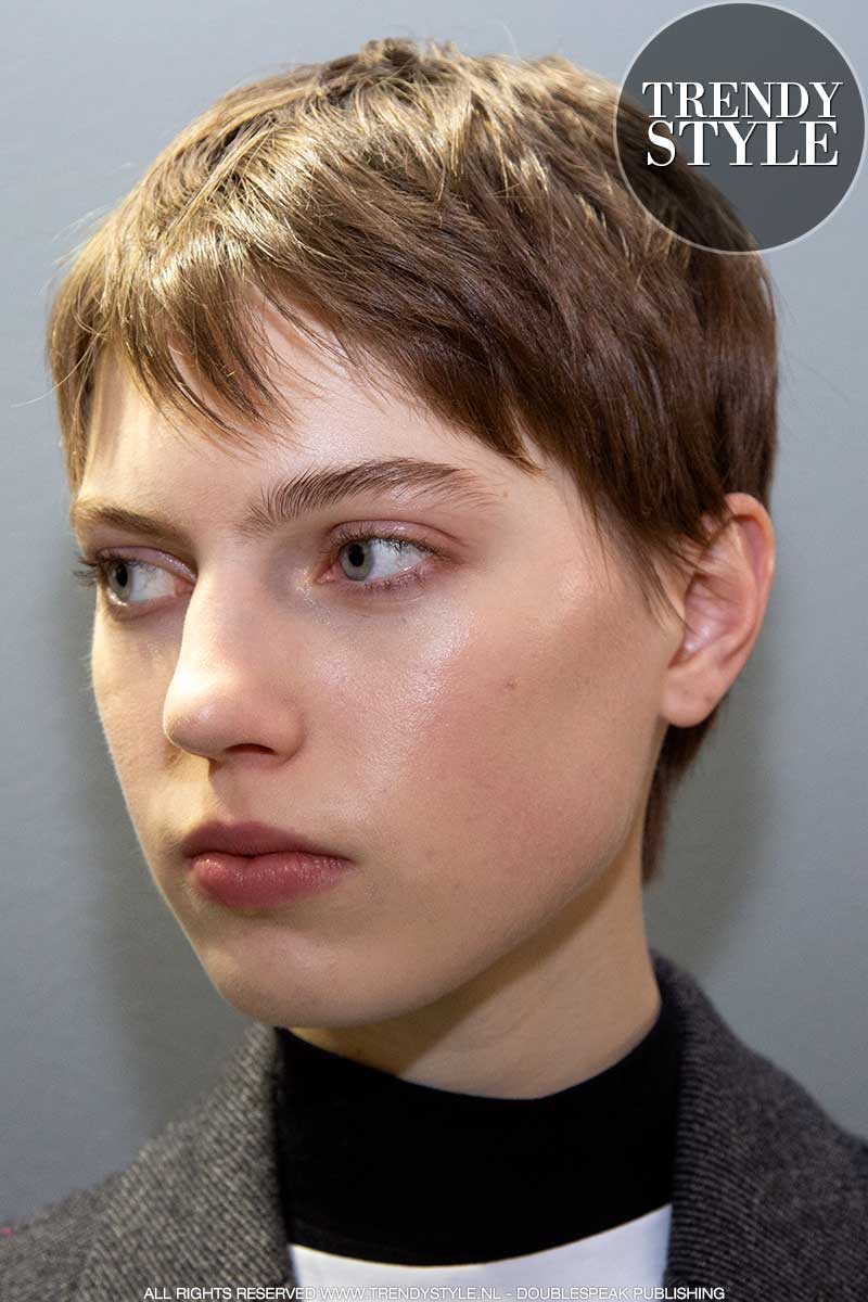 Kapseltrends herfst winter 2020 2021. De pixie cut van Nederlands topmodel Nikki Tissen