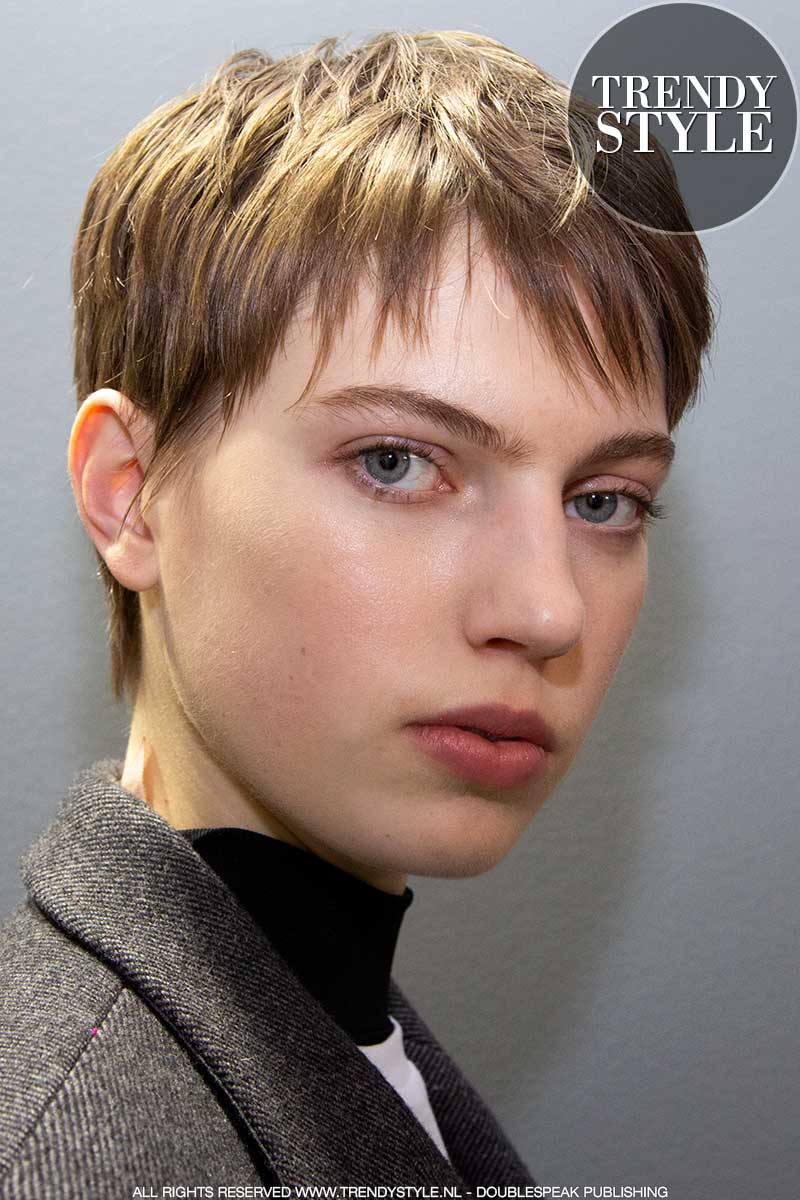 Kapseltrends herfst winter 2020 2021. De pixie cut van Nederlands topmodel Nikki Tissen