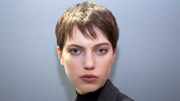 Kapseltrends herfst winter 2020 2021. De pixie cut van Nederlands topmodel Nikki Tissen